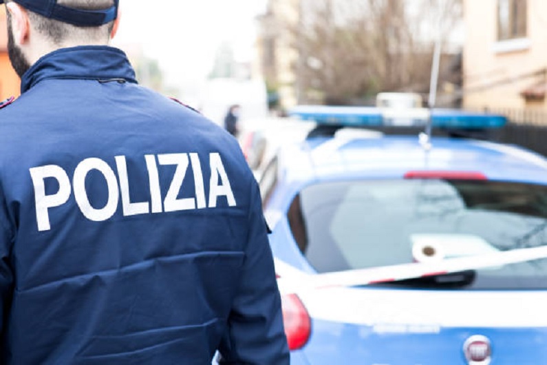 "Polizia e Carabinieri eseguono arresti contro il clan Pezzella a Frattamaggiore e Crispano"